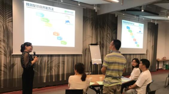 清晖讲师王艳丽授课中