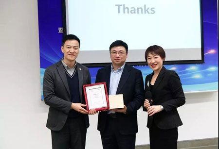 颁发证书感谢陈永涛先生、傅永康先生担任复旦MBA论坛嘉宾