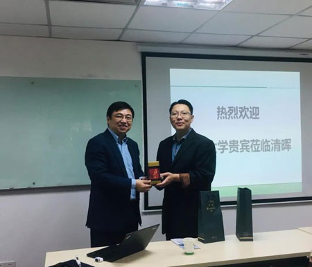 同行的逢甲大学助理教授陈国彰老师代表一行人赠予阿里山红茶